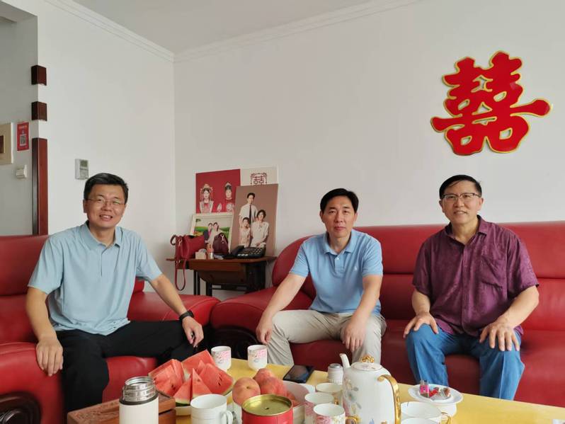 法学院党委看望慰问退休老党员
